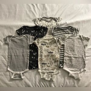 Gerber Baby Onesies 6 piece Set - Gray tones. Size 6-9 months